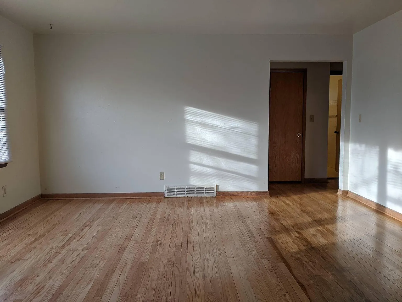 3 bed, 1000 sqft, $1,200 — Photo 4