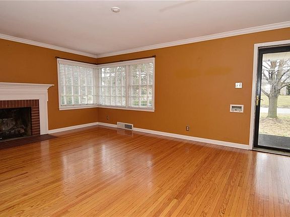 3rd image of 1225 N Whittier Pl