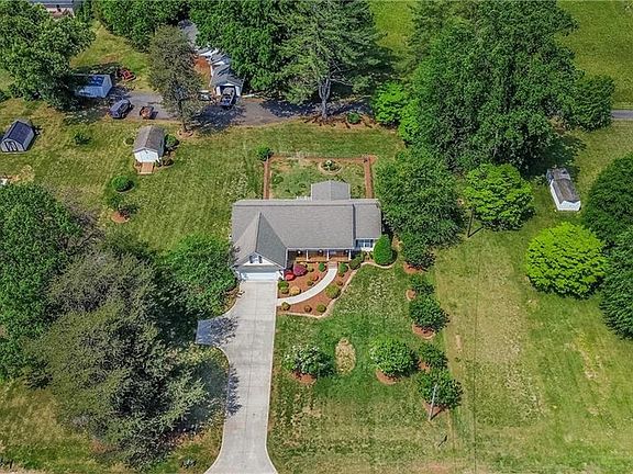 4th image of 183 Devon Ln