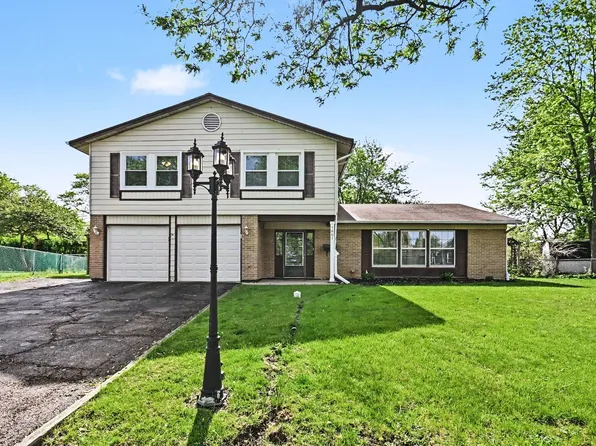 7801 Berkshire Ct, Hanover Park, IL 60133
