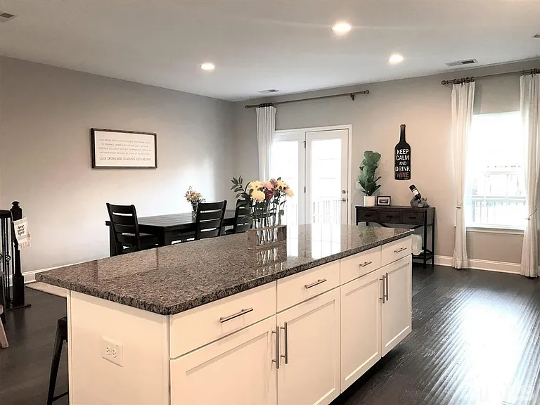 110 Brier Smt — Photo 8