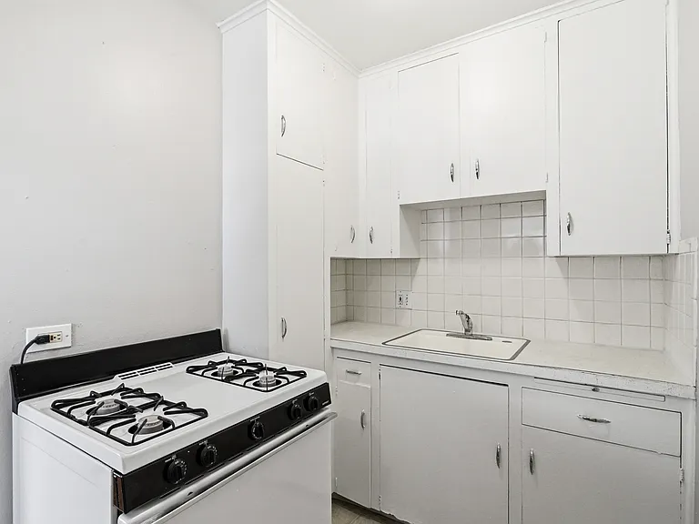 South Josephine Apartments — Photo 26