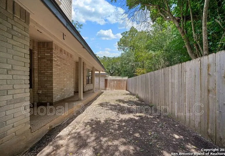 118 Golden Way — Photo 3