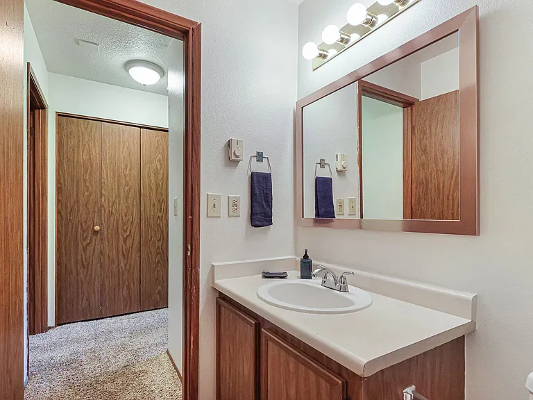 Applegate Apartments — Photo 12