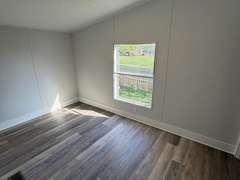 510 8th Ave E — Photo 12