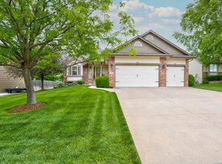 1418 E Hiddenridge Ct, Derby, KS 67037