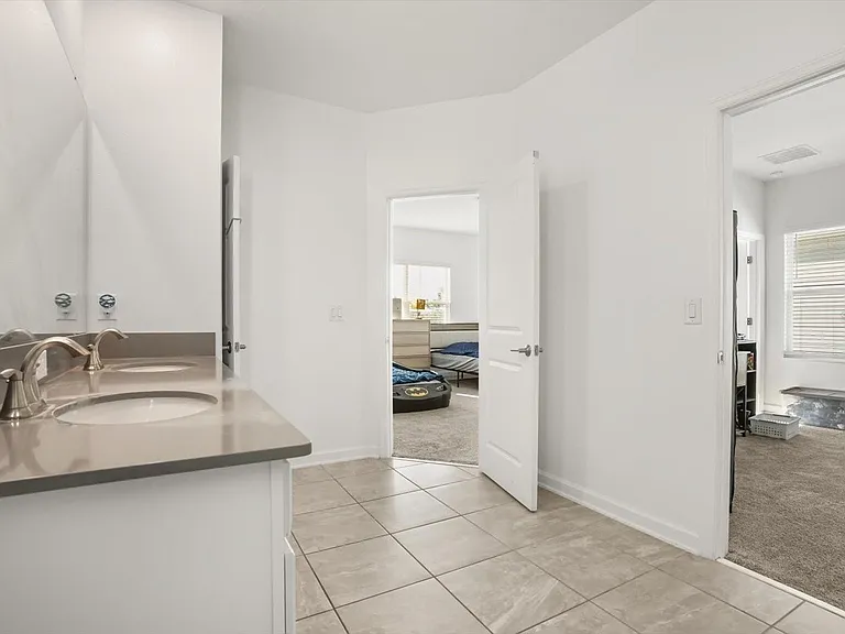 2999 Addison Blvd — Photo 14