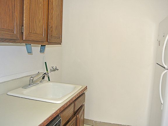 4th image of 26910 Grand Central Pkwy APT 4X