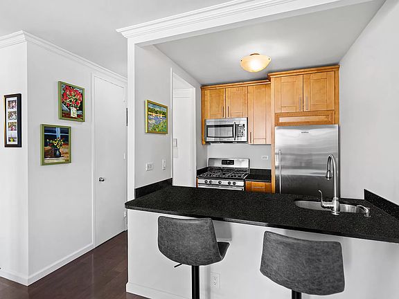 3rd image of 5 E 22nd St APT 26H