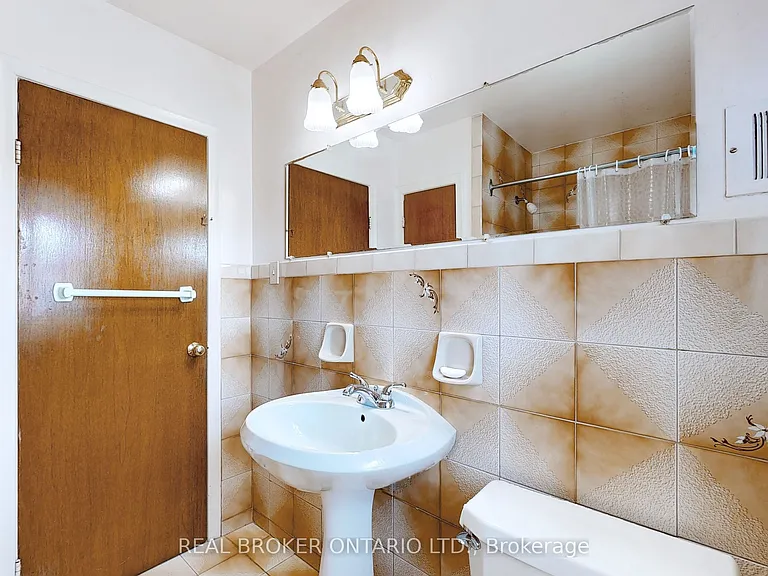 3241 Dufferin St — Photo 28