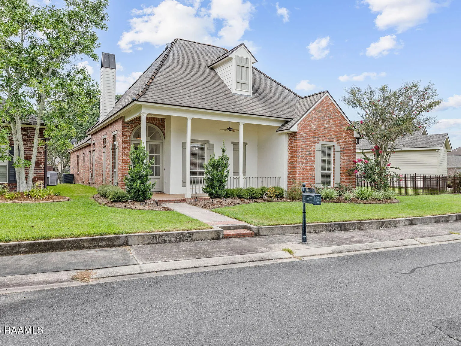3 bed, 2.5 bath, 2251 sqft, $2,500 — Photo 2