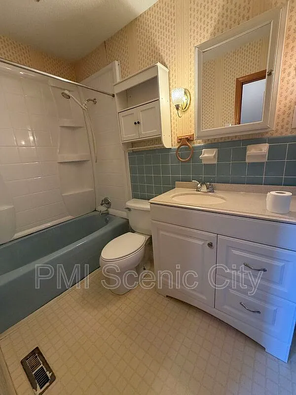 3 bed, 2.0 bath, 1296 sqft, $1,695 — Photo 3