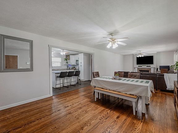 3rd image of 40 Rosemart Cir