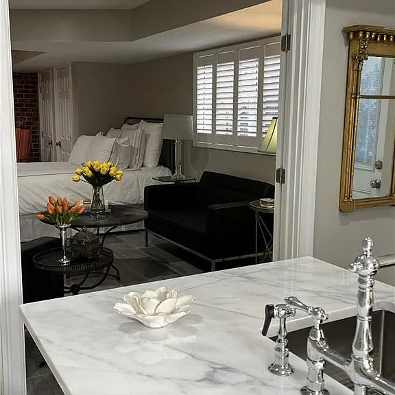 2523 Sharondale Dr NE — Photo 2