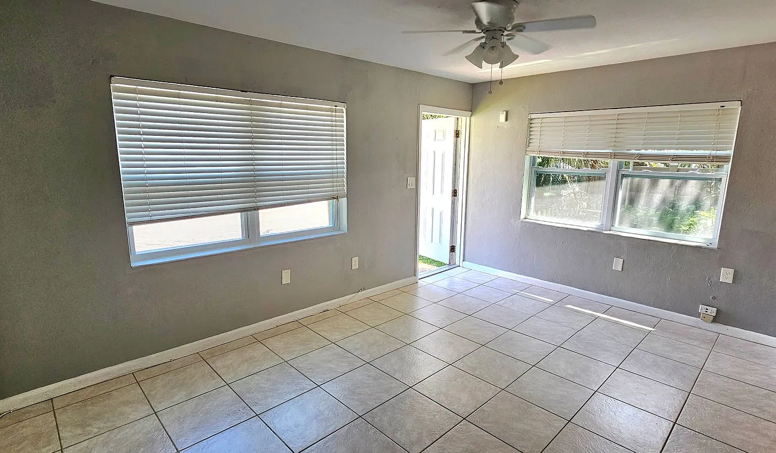 Cocoa Village Duplex Bungalow Including Water. — Photo 4