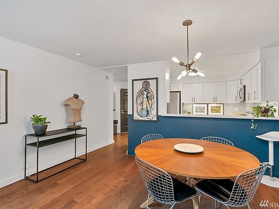 5th image of 131 Bellevue Ave E APT 205