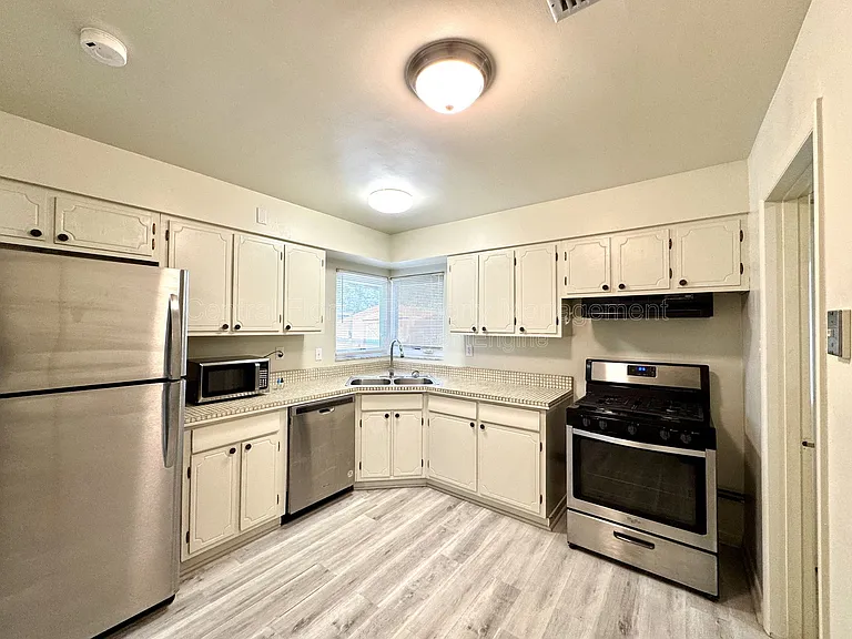1074 Gerona Ave — Photo 8