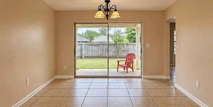3 bed, 2.0 bath, 1376 sqft, $2,100 — Photo 4