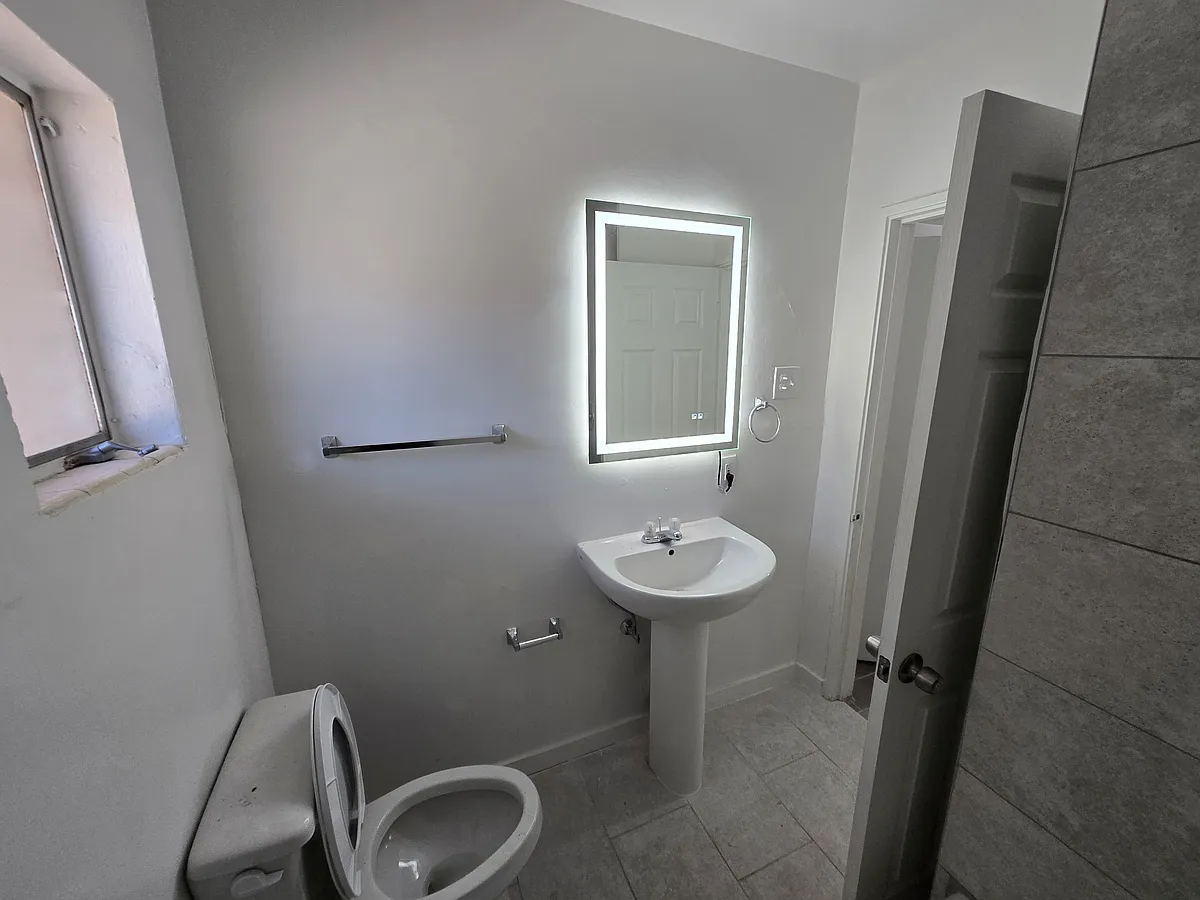 Building Photo - 1501 N Oregon St #9