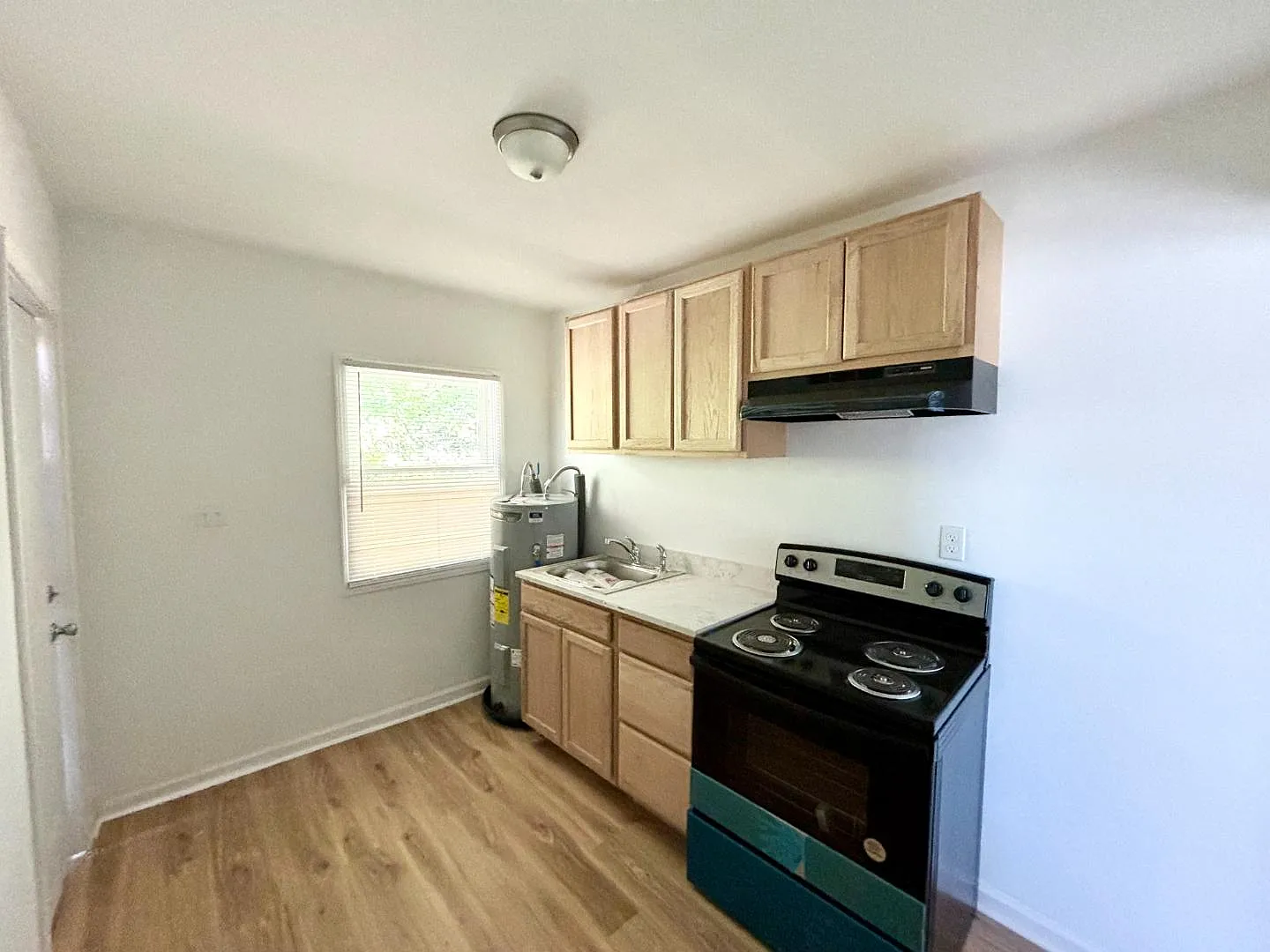729 Lincoln Street South - Apartment A — Photo 3