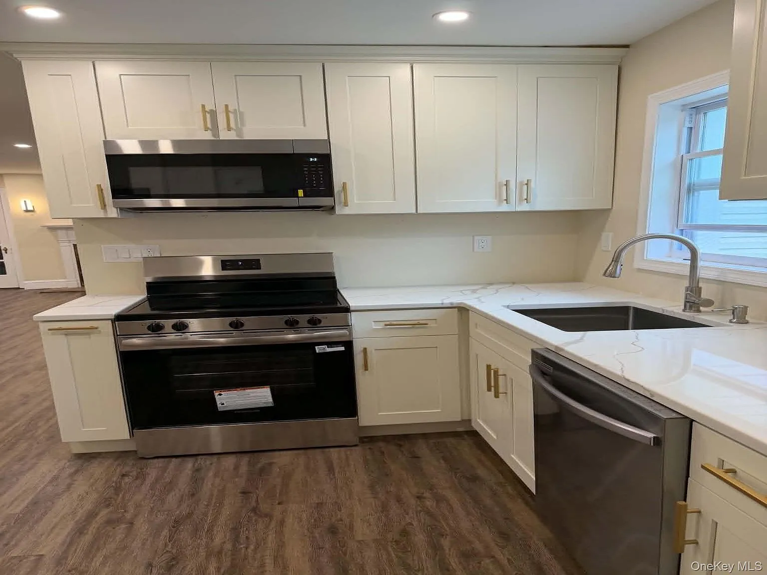 4 bed, 1818 sqft, $3,900 — Photo 2