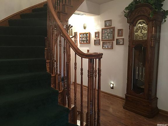 3rd image of 986 Queen Anne Ct