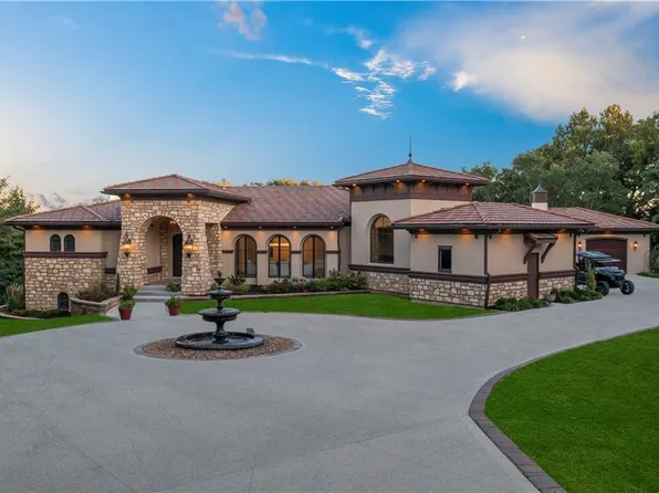 10000 NW Crooked Rd, Parkville, MO 64152