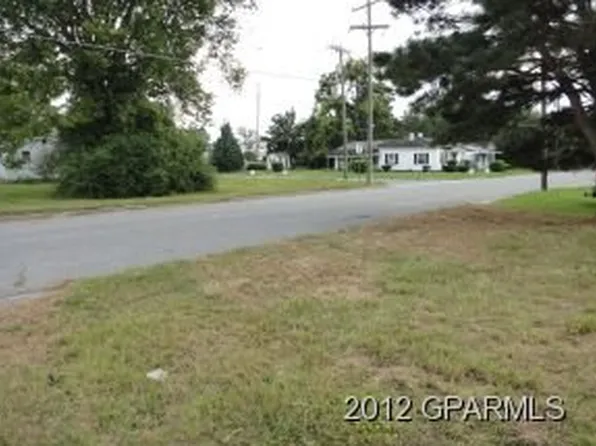 3690 Cameron St, Farmville, NC 27828