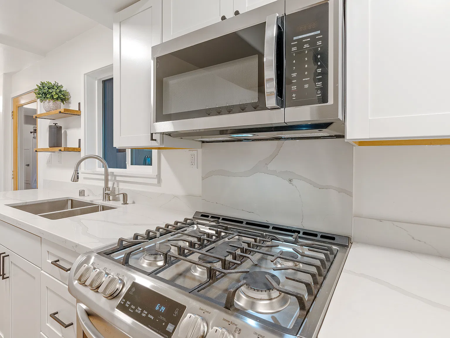 Studio, 700 sqft, $2,990 — Photo 3
