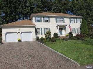 23 Robin Hood Way, Wayne, NJ 07470