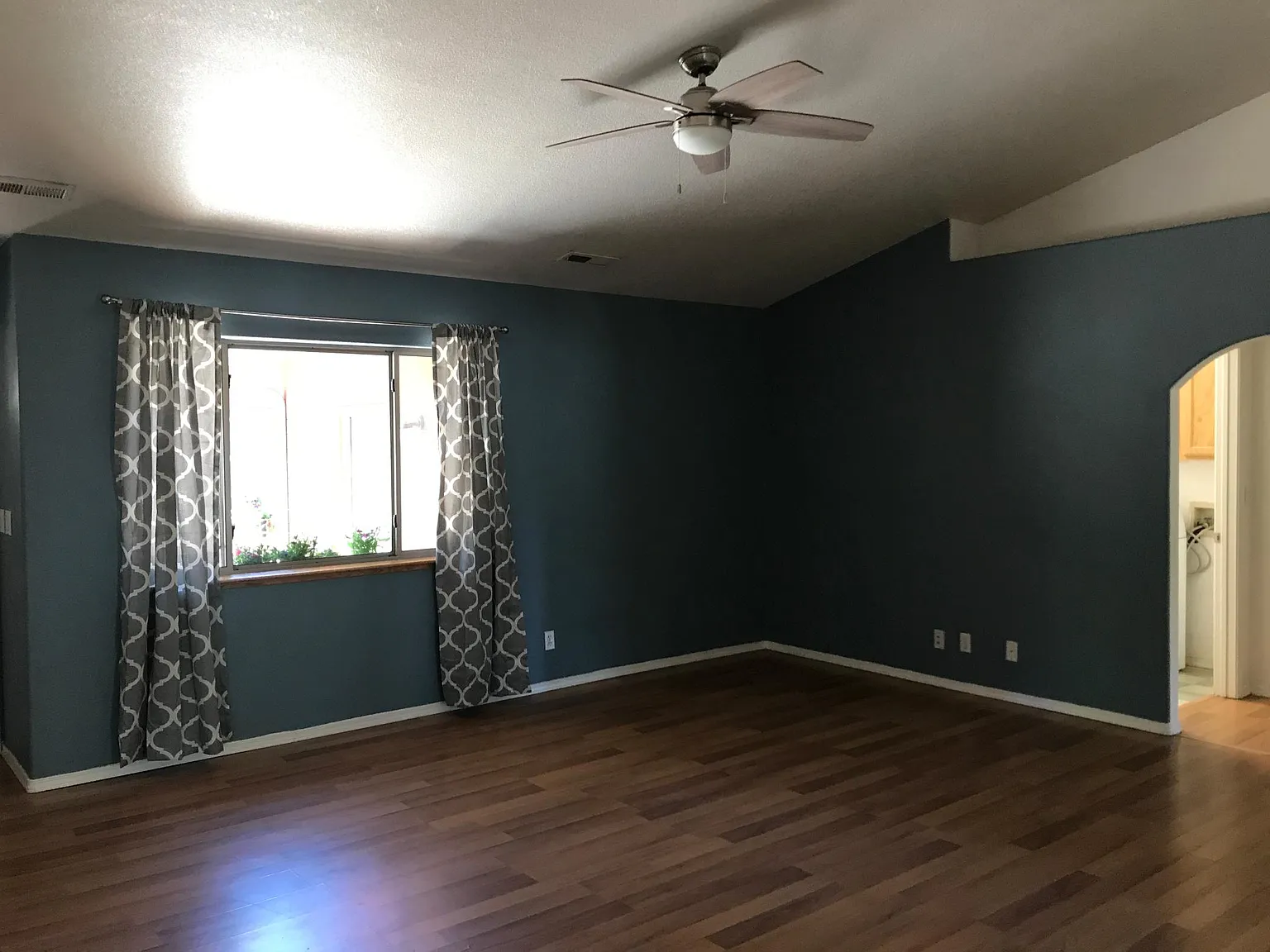 3 bed, 1359 sqft, $2,950 — Photo 2