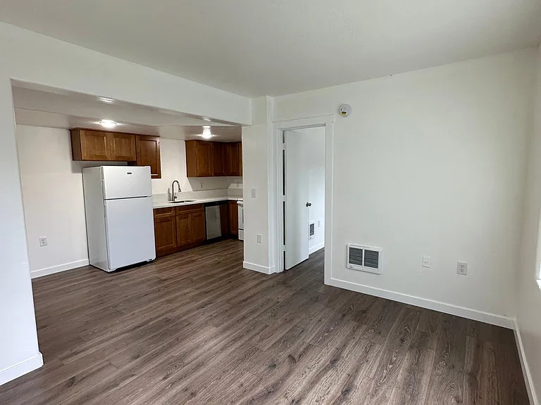 2514 NE Lombard St — Photo 1