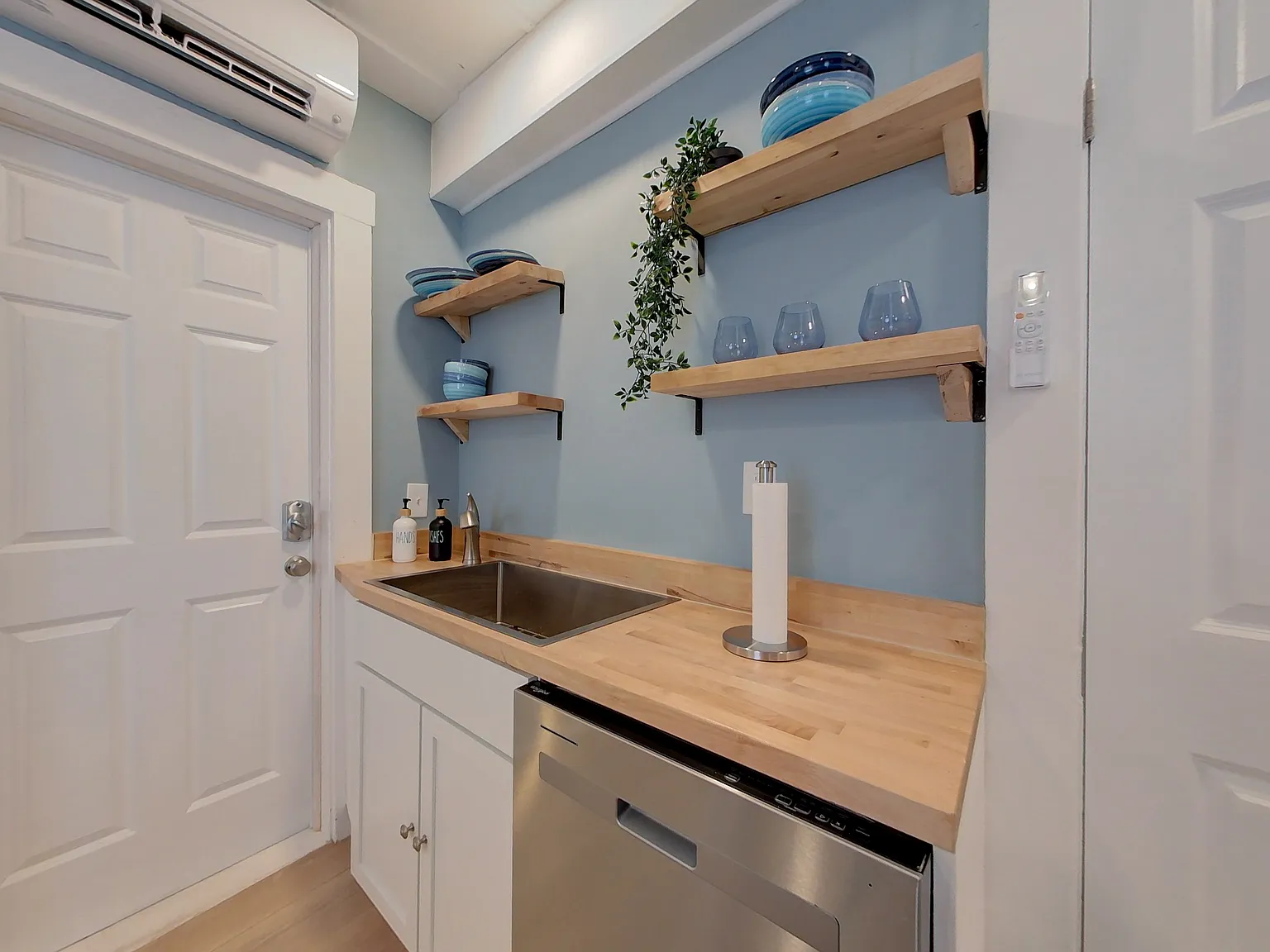 2 bed, 700 sqft, $2,600 — Photo 2