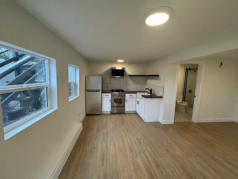 877 Hyperion Ave #879-1/2 — Photo 1