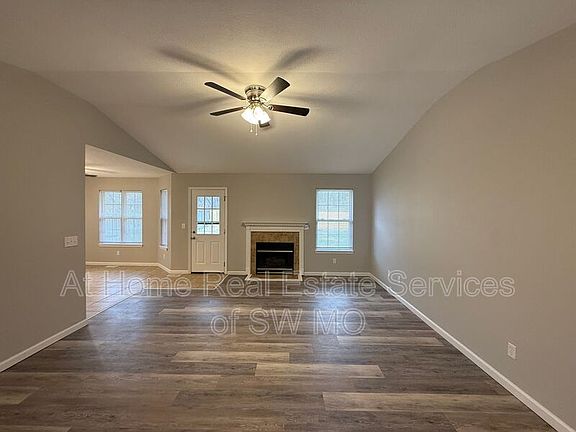 2nd image of 923 W Turnberry Blvd