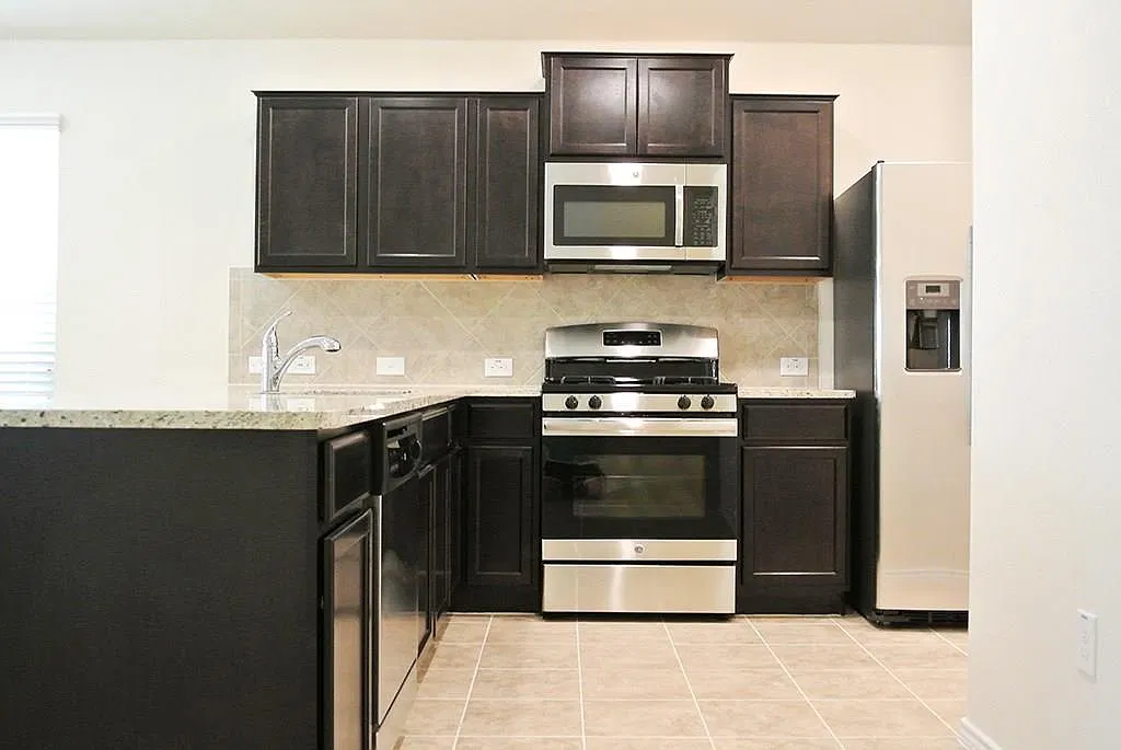 3 bed, 2.0 bath, 1455 sqft, $2,100 — Photo 2