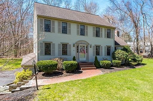 3rd image of 15 Boxwood Ln