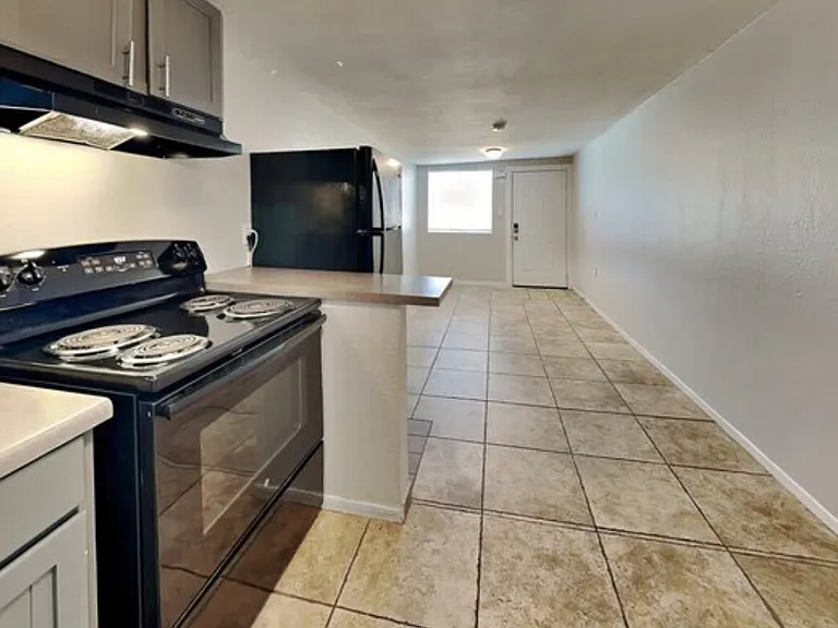 1402 W Mercer Ln #3 — Photo 1