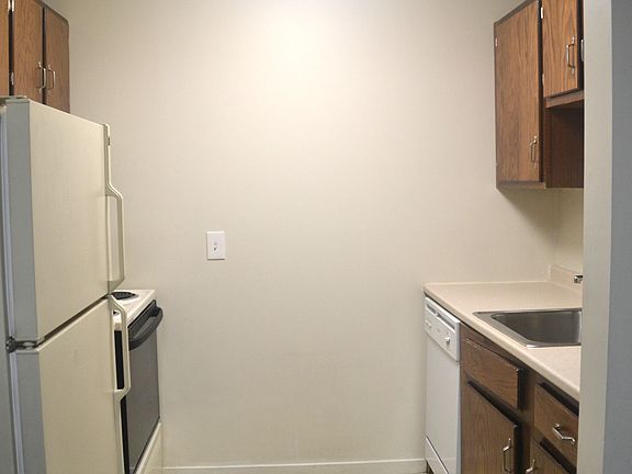 3rd image of 12 Saint James Pl #408
