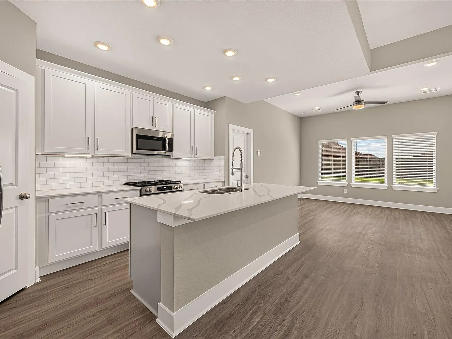 4 bed, 2.5 bath, 1900 sqft, $3,000 — Photo 3