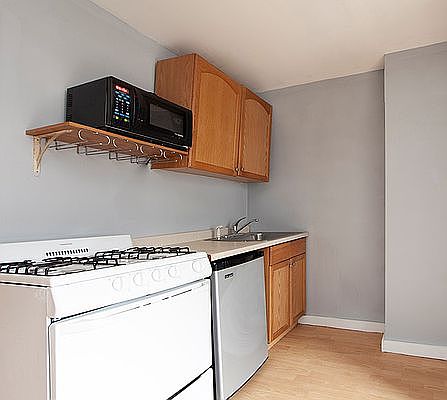 2nd image of 21 Essex St APT 3