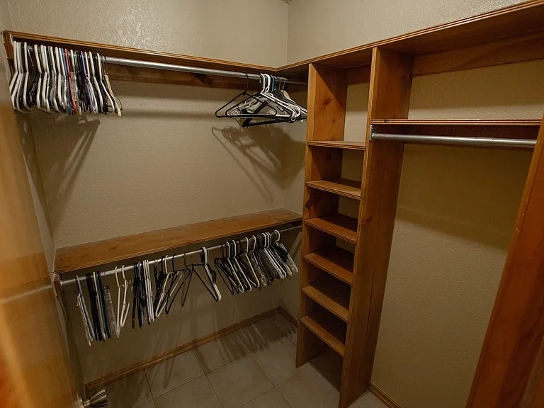 2208 NE 10th St — Photo 32