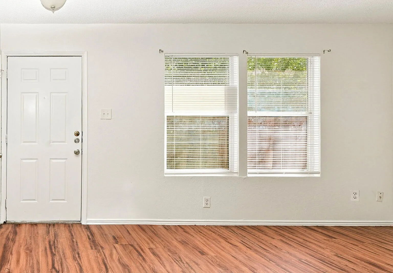 3 bed, 2.0 bath, 957 sqft, $1,450 — Photo 2