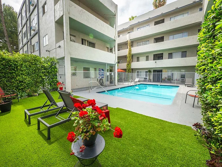 1815 N. Harvard Blvd — Photo 38