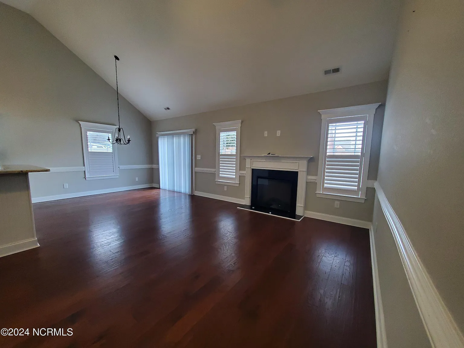3 bed, 2.5 bath, 1650 sqft, $2,200 — Photo 3
