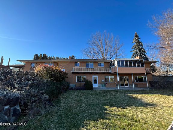 2nd image of 330 Parish Rd