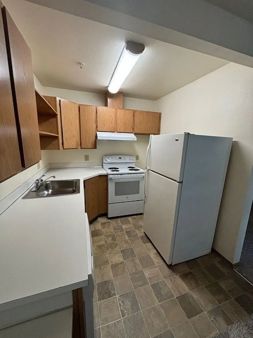 English Gardens Apartments — Photo 2