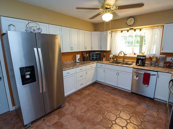 5th image of 4477 Douglas Dr