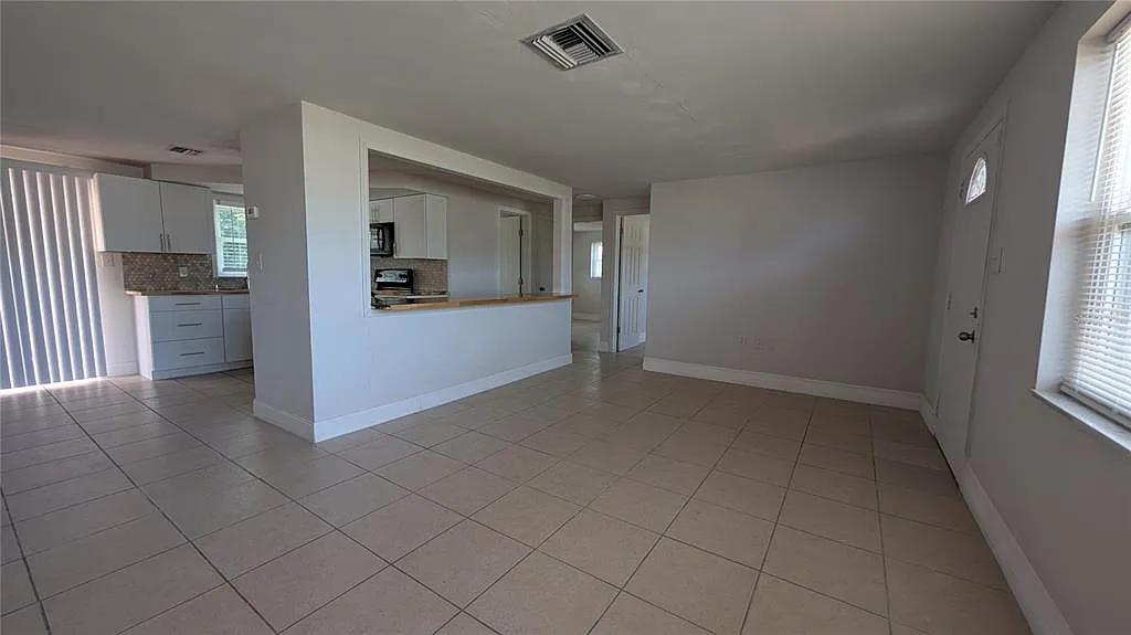 2 bed, 1.5 bath, 905 sqft, $1,600 — Photo 3