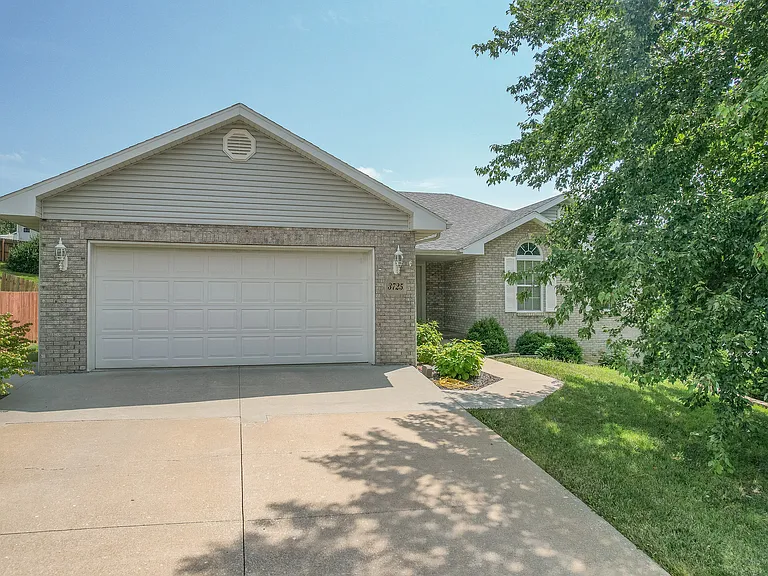 3725 Oxford Rd — Photo 2